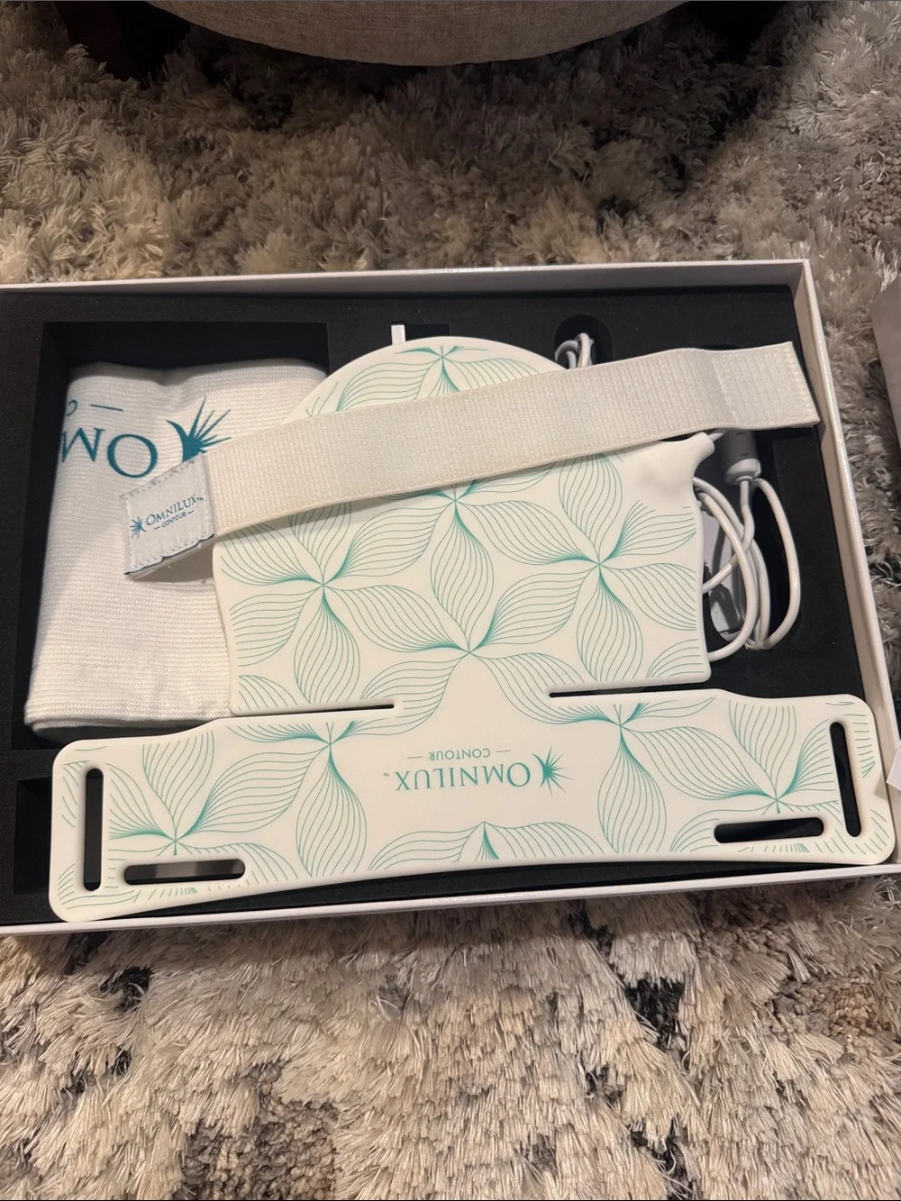 Omnilux Contour Neck & Décolleté LED Therapy Device